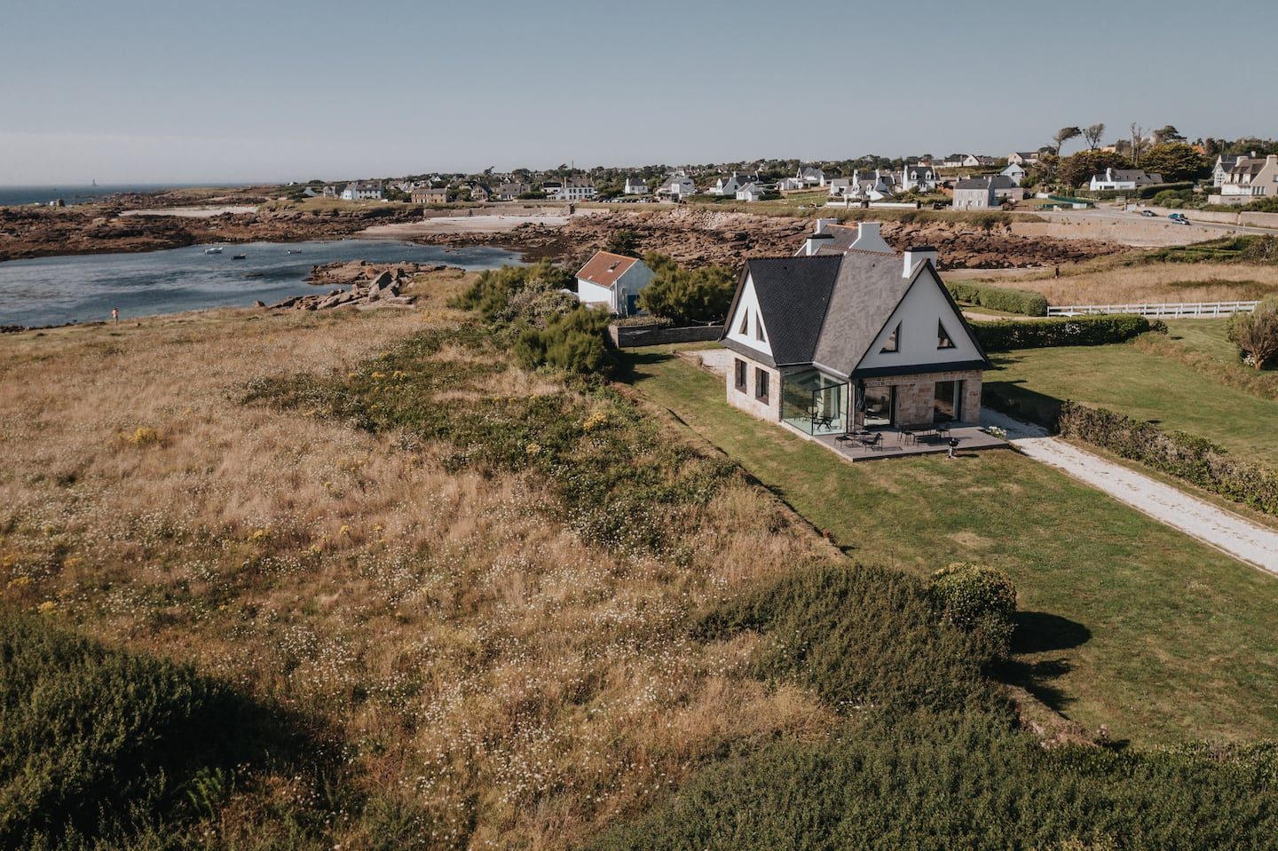 La maison vue du ciel, face à la mer d'Iroise, Lanildut